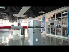 Brama parkingowa z dwukierunkową konstrukcją uchwytu wysięgnika